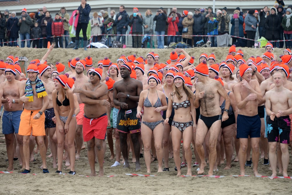 ../Images/Nieuwjaarsduik Noordwijk 2020 035.jpg